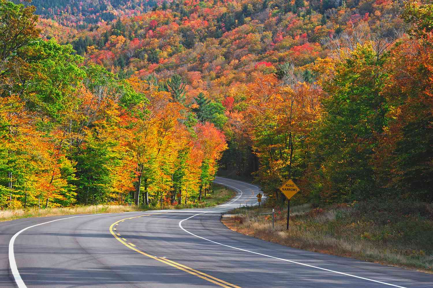Fall foliage scenic drive through the White Mountains